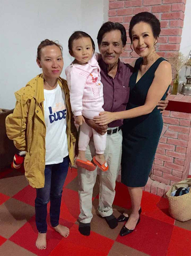 Cuộc sống của nghệ sĩ Thương Tín với vợ trẻ cũng không hạnh phúc vì khoảng cách tuổi tác, nên hai người thường xuyên cãi vã.