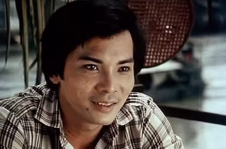 Mặc dù đóng nhiều phim, có năm đóng tới 12 phim nhựa một lúc, nhưng cát-sê của ông lại không cao so với đồng nghiệp lúc đó.