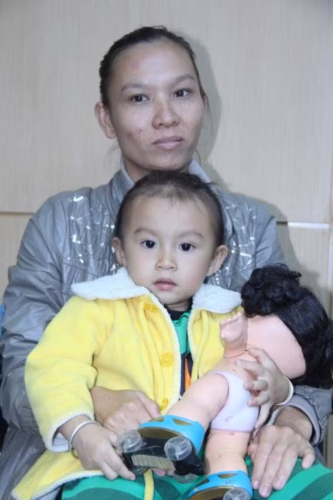 Theo chia sẻ của Thương Tín, vợ con ông hiện đang ở Phan Rang, hai vợ chồng cũng ít nói chuyện, chỉ khi nào cần tiền vợ ông mới gọi điện lên.