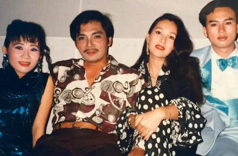 Theo chia sẻ của nam diễn viên "Ván bài lật ngửa", sở dĩ ông có cuộc sống phong lưu như vậy là nhờ có một nữ đại gia giúp đỡ. Nữ đại gia đã phải lòng Thương Tín khi ông tham gia chương trình ở một phòng trà. Chỉ sau vài ngày hẹn hò, hai người dọn về sống chung.