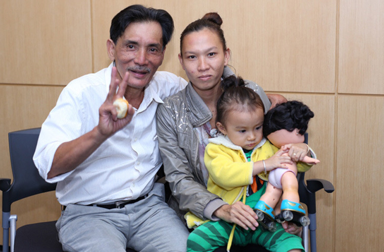 Sau những cuộc hôn nhân bất thành, rồi mất hết danh tiếng vì cờ bạc, mọi người bất ngờ khi ở tuổi gần 60 nghệ sĩ Thương Tín tuyên bố tái hôn với người phụ nữ kém ông hơn 30 tuổi. Hai người có với nhau một cô con gái, hiện đã 6 tuổi.