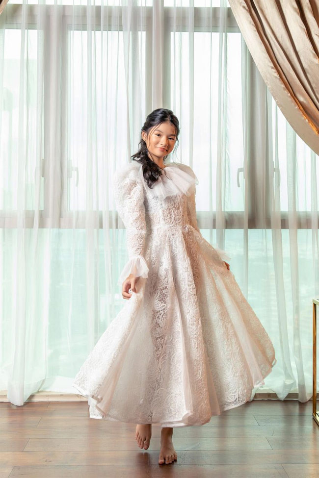 Bảo Tiên thừa hưởng đôi chân dài của mẹ và những nét đẹp của cả bố lẫn mẹ.