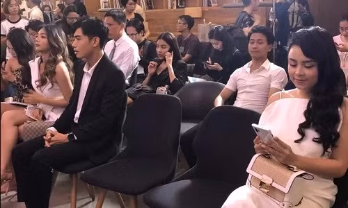 Mặc dù Quang Đăng và Thái Trinh có chào hỏi nhau lúc gặp mặt nhưng Trinh tỏ ra không thoải mái nên Đăng cũng không nói thêm và hai người ngồi khá cách xa nhau trong sự kiện.