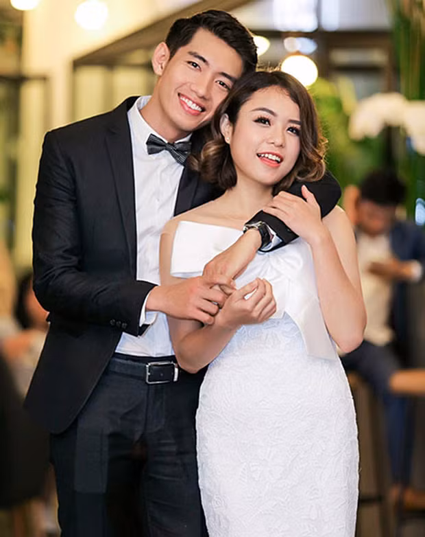 Về phía Quang Đăng, chia sẻ với báo giới, nam vũ công chỉ nói chung chung lý do chia tay là do hai người không có cùng quan điểm sống và yêu, và dù cả hai đã cố gắng để sửa cho phù hợp nhau nhưng không được. “Tôi là người chủ động nói về chuyện chia tay. Đó là việc tôi phải làm dù rất buồn. Và sau khi nói chia tay, lúc về nhà tôi đã khóc rất nhiều vì chẳng ai muốn chuyện đó xảy ra cả”, Quang Đăng giải thích.