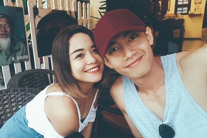 Người hâm mộ, bạn bè, gia đình đều ủng hộ mối tình đẹp của hai người. Trên trang cá nhân, cả hai cũng luôn khoe những khoảnh khắc ngọt ngào, lãng mạn trong thời gian yêu nhau.