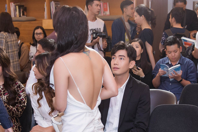 Sự kiện tối 28/9 đó cũng là lần đầu tiên Quang Đăng và Thái Trinh gặp nhau sau tuyên bố chia tay cách đó không lâu và hành động của nữ ca sĩ khiến mọi người nghĩ cô vẫn còn nặng lòng với người yêu cũ.