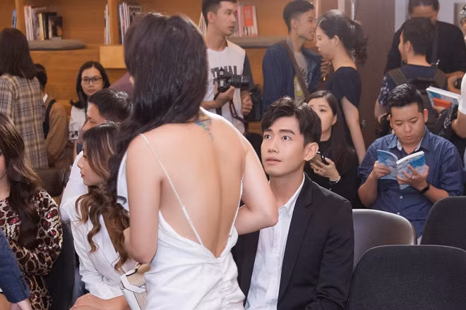 Sự kiện tối 28/9 đó cũng là lần đầu tiên Quang Đăng và Thái Trinh gặp nhau sau tuyên bố chia tay cách đó không lâu và hành động của nữ ca sĩ khiến mọi người nghĩ cô vẫn còn nặng lòng với người yêu cũ.