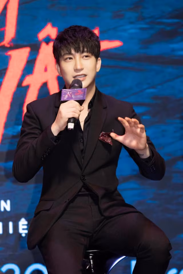 B Trần sở hữu gương mặt rất đẹp trai. cộng thêm chiều cao 1m80 nên có ngoại hình rất ưa nhìn.