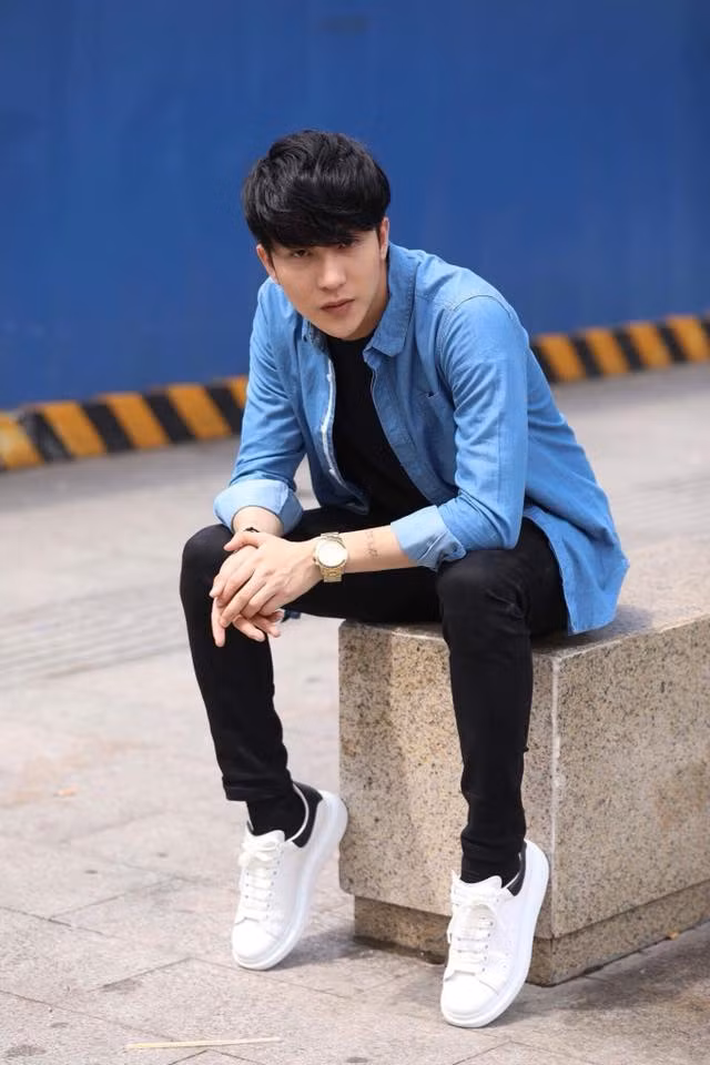 B Trần sinh ra trong một gia đình có truyền thống về âm nhạc. Anh là cháu ruột của nghệ sĩ saxophone Trần Mạnh Tuấn.