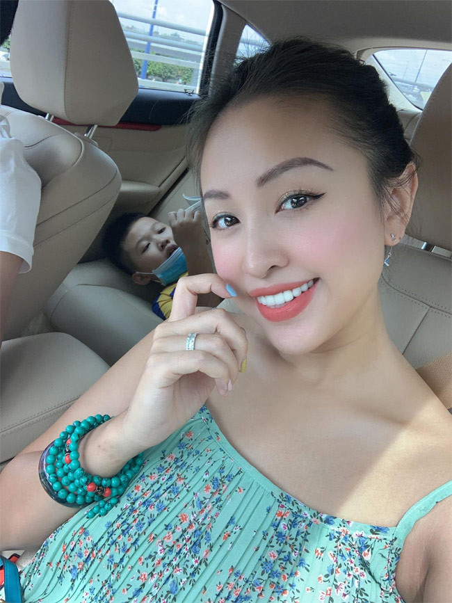 "Anh ấy là một người vững chãi, cả hai chúng tôi xây dựng từng viên gạch một. Anh ấy chỉ làm, rất ít nói. Tôi đã từng gặp nhiều người đàn ông rất thích hứa hẹn nhưng lại chẳng thực hiện được gì. Anh ấy gần như sắp xếp lại cuộc đời tôi", Vân Hugo không giấu được hạnh phúc khi kể về hôn phu.