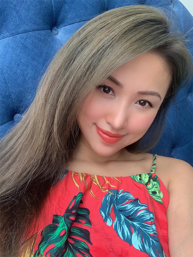 Vân Hugo tên thật là Nguyễn Thanh Vân, sinh năm 1985, là MC của loạt chương trình nổi tiếng như: Vui cùng Hugo, Đường lên đỉnh Olympia, Vietnam's Got Talent, Vì bạn xứng đáng, Chinh phục... Cô cũng góp mặt trong nhiều phim như: Nhật ký Vàng Anh, Hoa nở trái mùa...