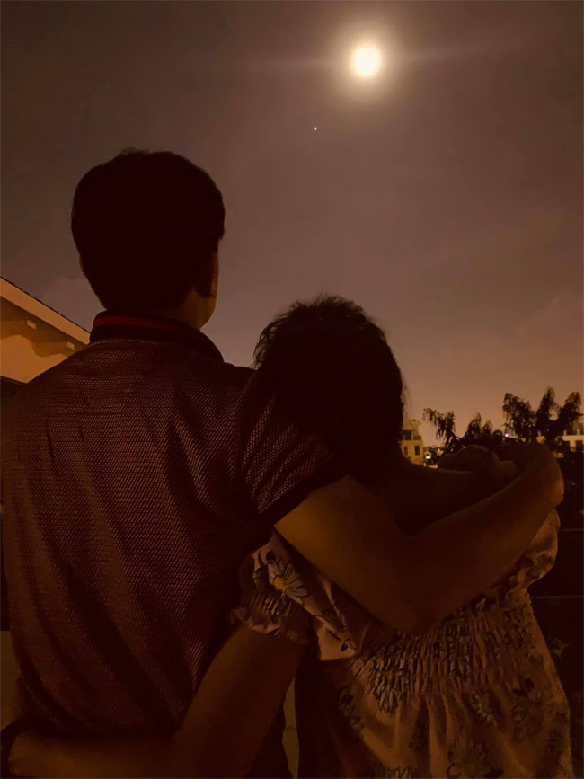 Cũng theo chia sẻ của Vân Hugo, bạn trai rất chăm chút cho cô và con trai riêng của cô.