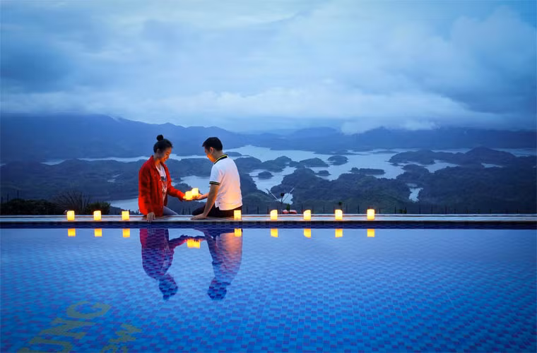 Sau hơn một năm tiết lộ có bạn trai, rồi đính hôn, đây là lần đầu tiên Vân Hugo để lộ mặt chồng sắp cưới, một doanh nhân thành đạt.