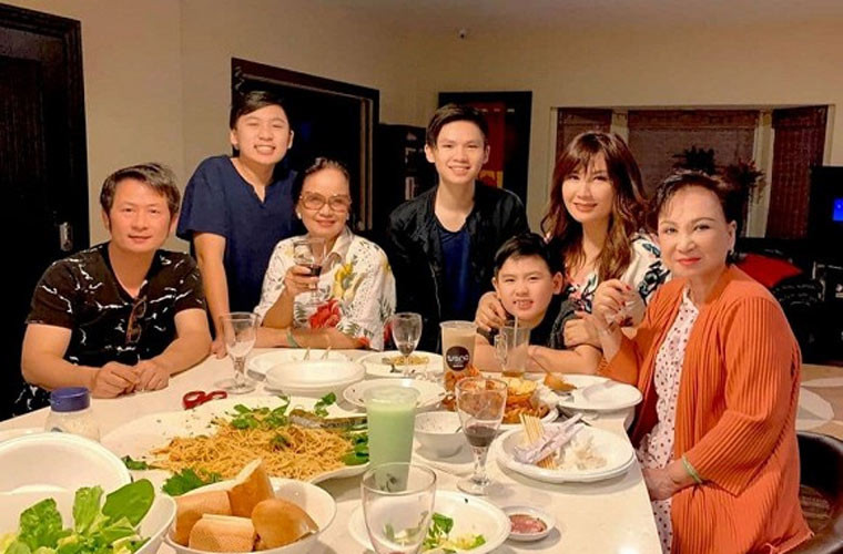 Không chỉ Bằng Kiều và Trizzie Phương Trinh mà cả mẹ của hai người vẫn đi chơi, đi ăn vui vẻ với nhau và cả gia đình hai bên dù không còn là thông gia.