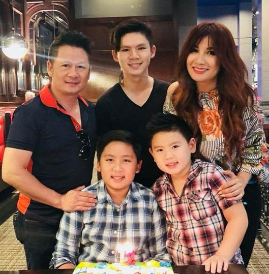 Rất nhiều những lời trách cứ dồn về phía Bằng Kiều chê anh "tham vàng bỏ ngãi" khi chia tay người vợ đã sinh cho mình 3 đứa con trai và hy sinh cả sự nghiệp để làm hậu phương cho chồng.