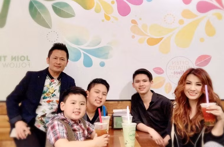 Mối quan hệ của Bằng Kiều và vợ cũ suốt 7 năm qua thực sự như hai người bạn thân. Họ xưng hô với nhau là “ông bạn”, “bà bạn”.