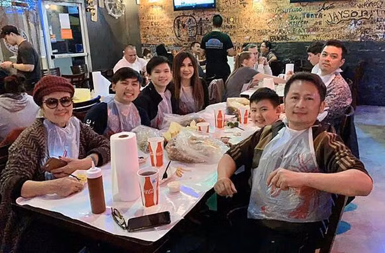 Thậm chí Bằng Kiều còn rủ mẹ đẻ mình cùng đi ăn với người yêu mới của Trizzie và các con rất vui vẻ.