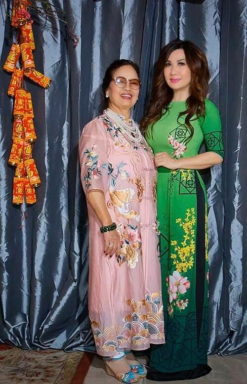 Khi biết con dâu cũ có bạn trai mới, mẹ của Bằng Kiều cũng chúc mừng Trizzie Phương Trinh. “Không những chồng cũ chúc phúc khi vợ cũ có tình yêu mới mà mẹ chồng cũ cũng vui mừng cho con dâu cũ của mình”, Trizzie Phương Trinh khoe.