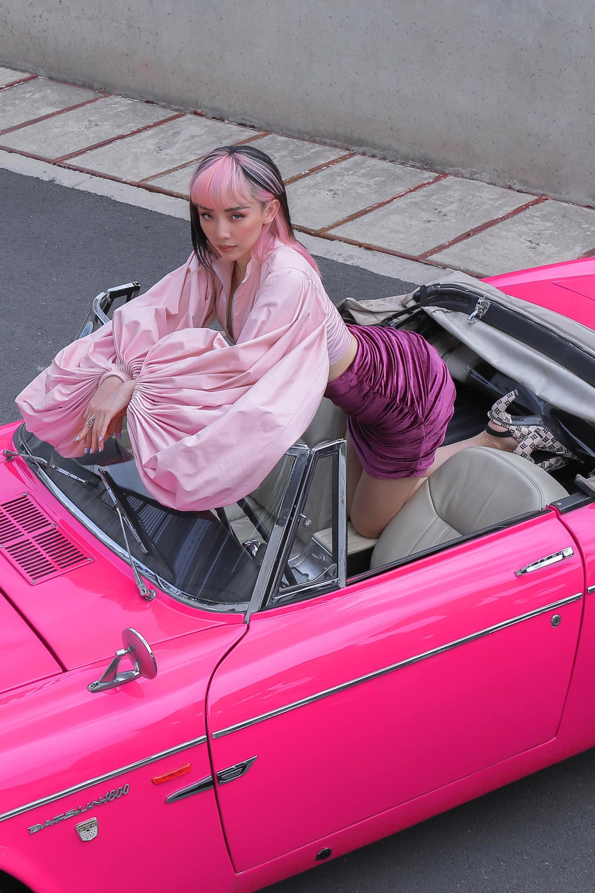 "Cô bé tóc xù" Tóc Tiên ngây thơ, lí lắc ngày nào giờ đã "lột xác" gợi cảm, phong thái biểu diễn cũng chuyên nghiệp hơn rất nhiều.