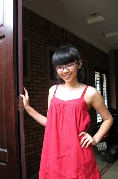 Năm 2009, nữ ca sĩ bất ngờ sang Mỹ du học. Khi trở về Tóc Tiên thay đổi hoàn toàn phong cách.