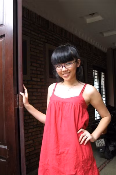 Năm 2009, nữ ca sĩ bất ngờ sang Mỹ du học. Khi trở về Tóc Tiên thay đổi hoàn toàn phong cách.