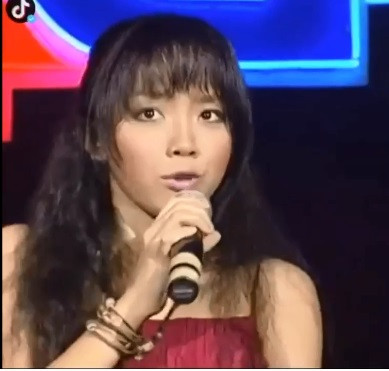 Thậm chí khi được khán giả, bạn bè đùa vui là vũ đạo "bốc lửa", Tóc Tiên đáp lại: "Đó là những cái liếc mắt gieo duyên, những cái lắc hông điệu nghệ. Tuy lí lắc, nhưng vẫn đầy tính sáng tạo nghệ thuật, làm chủ sân khấu quá tốt".