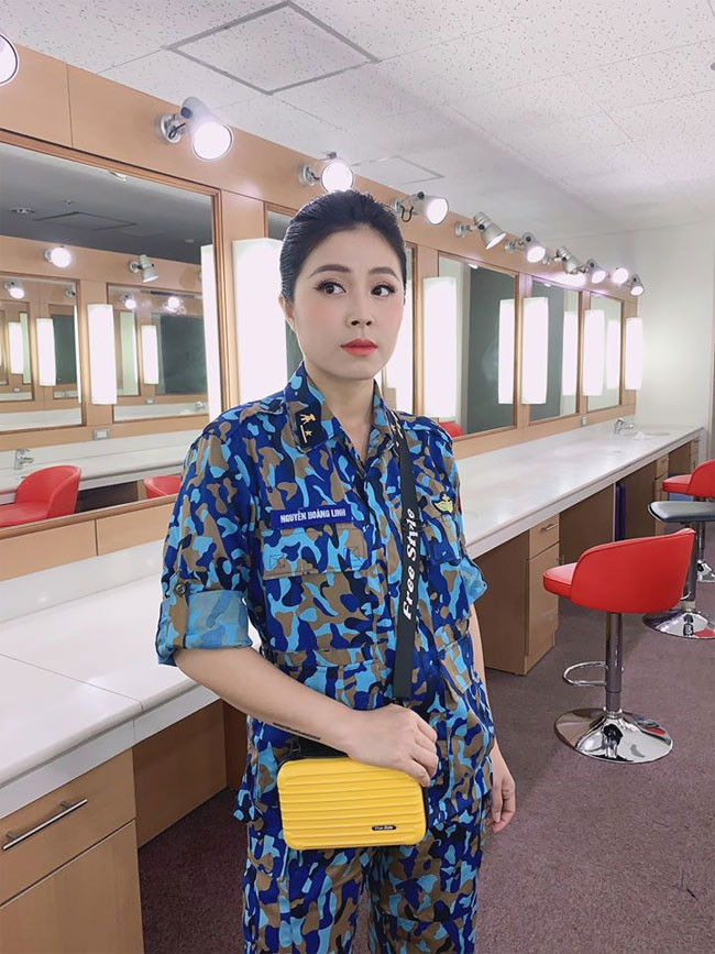 "Tôi đã luôn nghĩ chỉ có 2 thứ: Sự phản bội và cái chết mới có thể chia lìa một tình yêu đích thực. Hoá ra, tôi - một người đàn bà 33 tuổi - 2 đời chồng đã nhầm. Sống cạnh một người không vì mình, không tôn trọng mình, trước sau chỉ sống cho bản thân họ và nghĩ cho người dưng nước lã thực sự quá tồi tệ… Tình phải đi kèm với nghĩa, yêu mà không có thương thì xét cho cùng vẫn cứ là địa ngục. Và tôi, không ngại lần thứ 2 trong đời bằng tất cả sức lực của mình tôi sẽ bò lên và thoát khỏi địa ngục ấy”, Hoàng Linh viết trên Facebook.