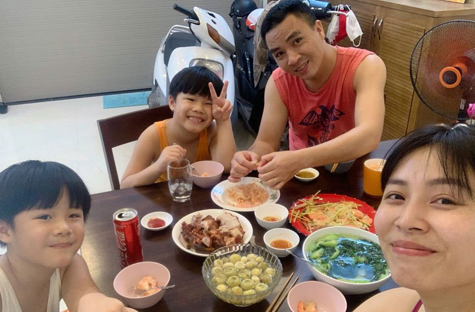 Hoàng Linh vẫn liên tục chia sẻ những hình ảnh ngọt ngào của mình với chồng và những khoảnh khắc vui nhộn của 4 người gia đình cô trong cuộc sống hàng ngày.