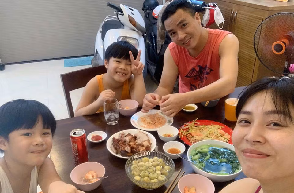 Hoàng Linh vẫn liên tục chia sẻ những hình ảnh ngọt ngào của mình với chồng và những khoảnh khắc vui nhộn của 4 người gia đình cô trong cuộc sống hàng ngày.