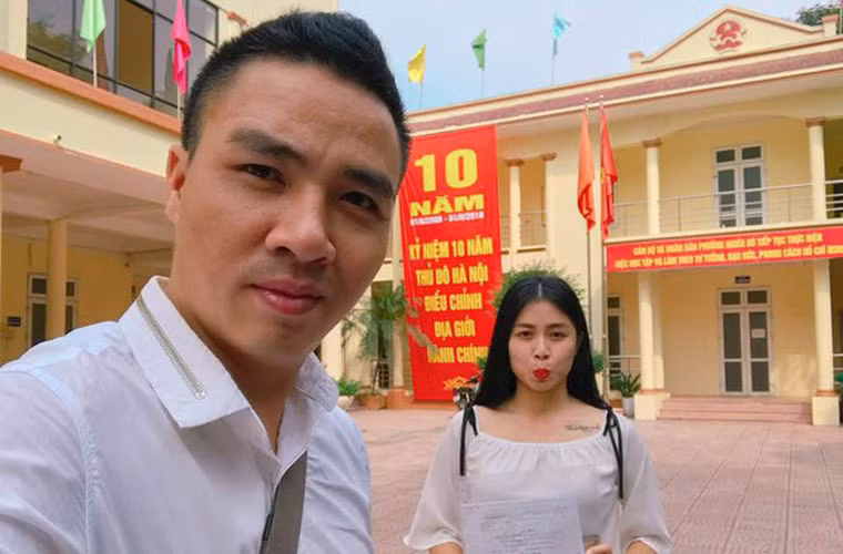 Tháng 7/2018, Hoàng Linh và Mạnh Hùng đăng ký kết hôn, chính thức trở thành vợ chồng.