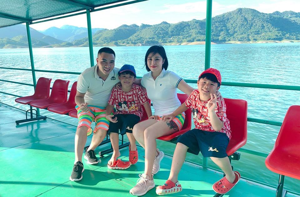 Tuy nhiên, những người hâm mộ cô MC sinh năm 1985 lại thở phào bởi cuộc sống của cô với chồng và hai con trai vẫn ngập tràn hạnh phúc chứ không bị ảnh hưởng bởi tin nhắn nói trên.