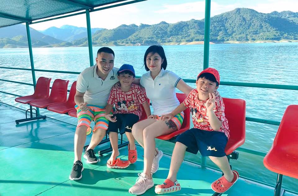 Tuy nhiên, những người hâm mộ cô MC sinh năm 1985 lại thở phào bởi cuộc sống của cô với chồng và hai con trai vẫn ngập tràn hạnh phúc chứ không bị ảnh hưởng bởi tin nhắn nói trên.