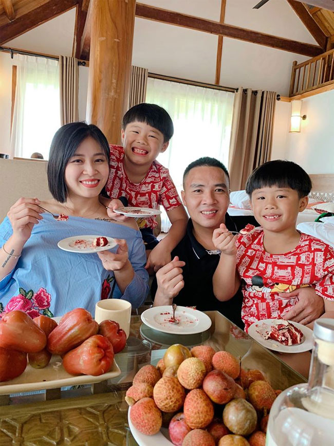 Sau những sóng gió, giờ đây Hoàng Linh đang tận hưởng cuộc sống hạnh phúc bên Mạnh Hùng và hai con trai.