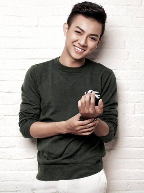  Hoài Lâm sinh ra trong 1 gia đình có truyền thống nghệ thuật. Anh là con của 1 nghệ sĩ cải lương, gia đình có 1 đoàn hát hội chợ ở Vĩnh Long.