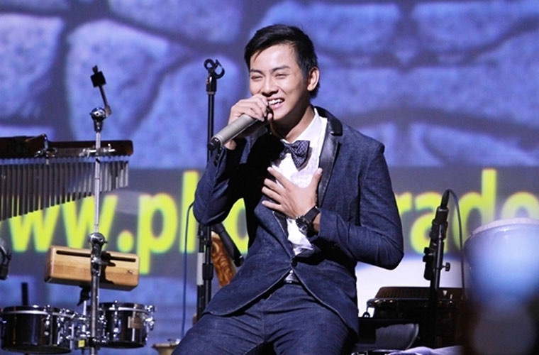 Năm 2013, 18 tuổi, Hoài Lâm ghi dấu ấn với khán giả với album đầu tay Về đâu mái tóc người thương.