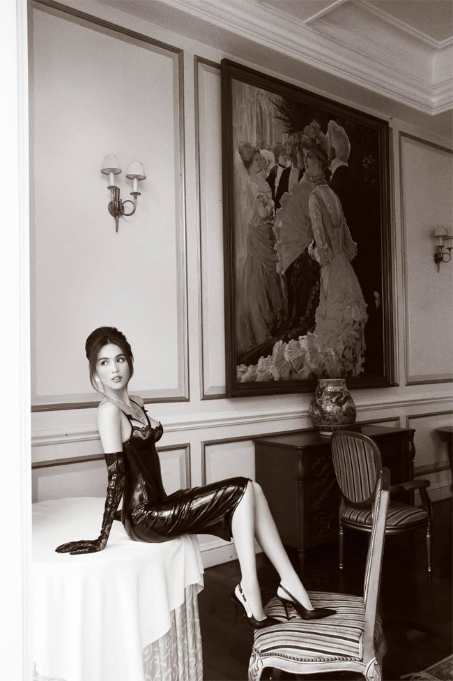 Trước khi Ngọc Trinh lộ bụng mỡ, cô luôn là sao nữ đi đầu các thử thách để chứng minh vòng eo thon như đeo kính cho vòng eo hay cột dây tai nghe vào vòng eo.