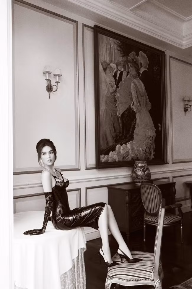 Trước khi Ngọc Trinh lộ bụng mỡ, cô luôn là sao nữ đi đầu các thử thách để chứng minh vòng eo thon như đeo kính cho vòng eo hay cột dây tai nghe vào vòng eo.