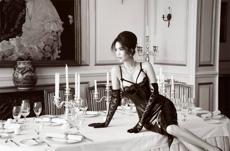 Thế nhưng trong bộ ảnh chụp ở Đà Lạt ngay sau đó, Ngọc Trinh lại khiến mọi người xuýt xoa vì ba vòng quá hoàn hảo.