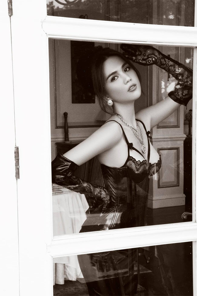 Thậm chí cô còn bỏ tiền ra sản xuất bộ phim mang tên "Vòng eo 56" và đóng vai chính trong phim.