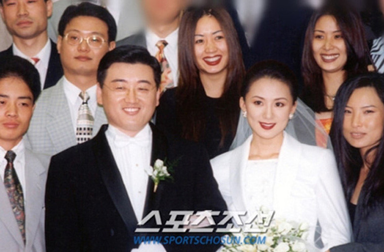 Chồng của Kim Hee Ae là Lee Chan Jin, giám đốc điều hành công ty công nghệ Fortis. Lee Chan Jin được mệnh danh là “Bill Gate Hàn Quốc”.