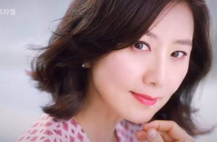 Ở tuổi 54 nhưng Kim Hee Ae được khen trẻ hơn so với tuổi và thân hình vẫn rất quyến rũ.