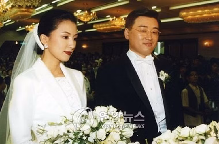 Trái ngược với vai diễn trong "Thế giới hôn nhân", ngoài đời, Kim Hee Ae có một cuộc hôn nhân viên mãn bên người chồng giỏi giang và hai con trai ngoan ngoãn.