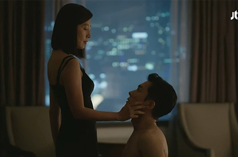 Ở tuổi U60, Kim Hee Ae không ngại đóng cảnh nóng kể cả với bạn diễn kém tuổi. Cô có rất nhiều cảnh bỏng mắt trong phim "Thế giới hôn nhân".