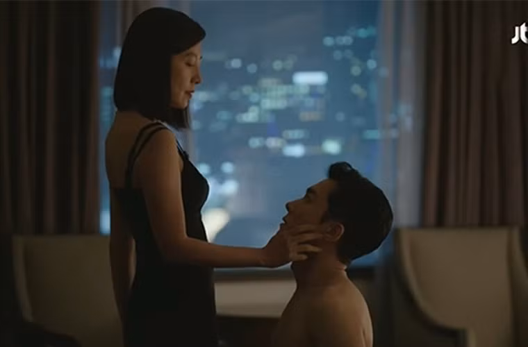 Ở tuổi U60, Kim Hee Ae không ngại đóng cảnh nóng kể cả với bạn diễn kém tuổi. Cô có rất nhiều cảnh bỏng mắt trong phim "Thế giới hôn nhân".