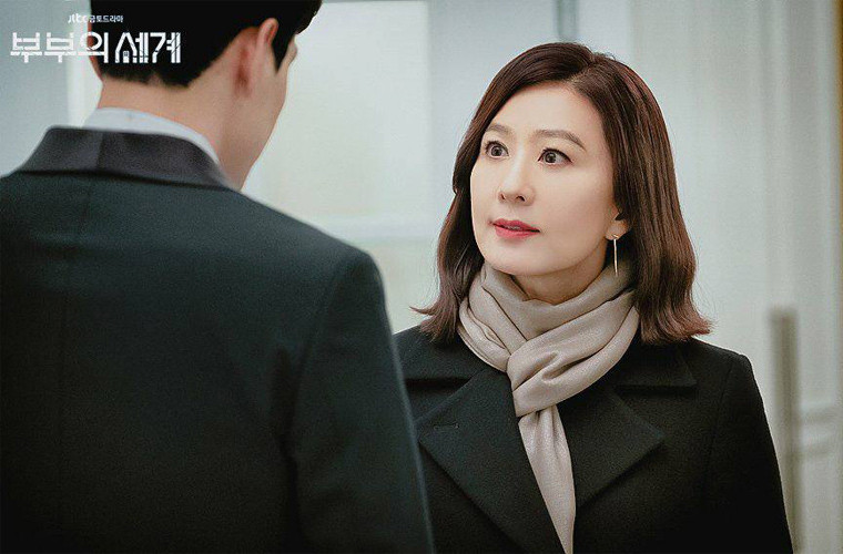 Bác sĩ Ji Sun Woo do Kim Hee Ae thủ vai trong phim "Thế giới hôn nhân" gây ấn tượng nhờ diễn xuất tuyệt vời.