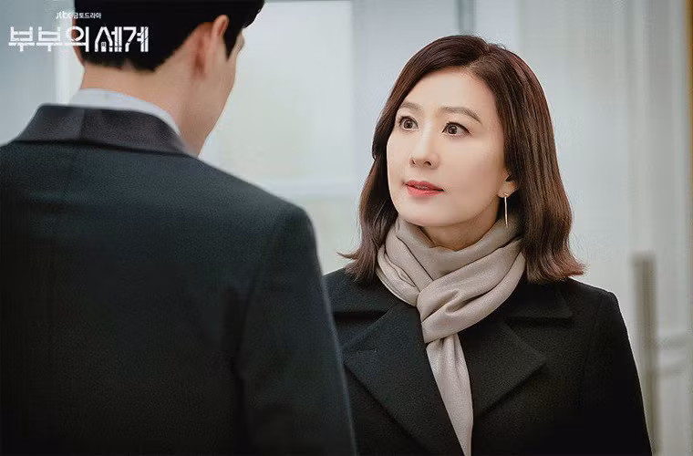 Bác sĩ Ji Sun Woo do Kim Hee Ae thủ vai trong phim "Thế giới hôn nhân" gây ấn tượng nhờ diễn xuất tuyệt vời.