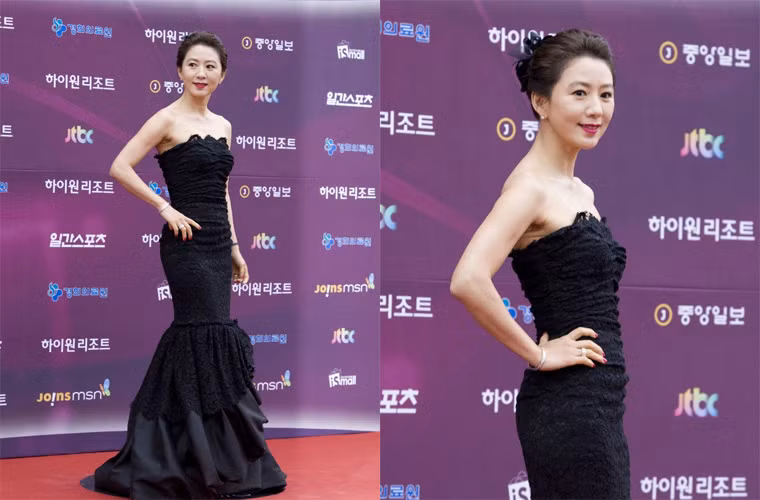 Kim Hee Ae khoe dáng trên thảm đỏ một liên hoan phim năm 2013.