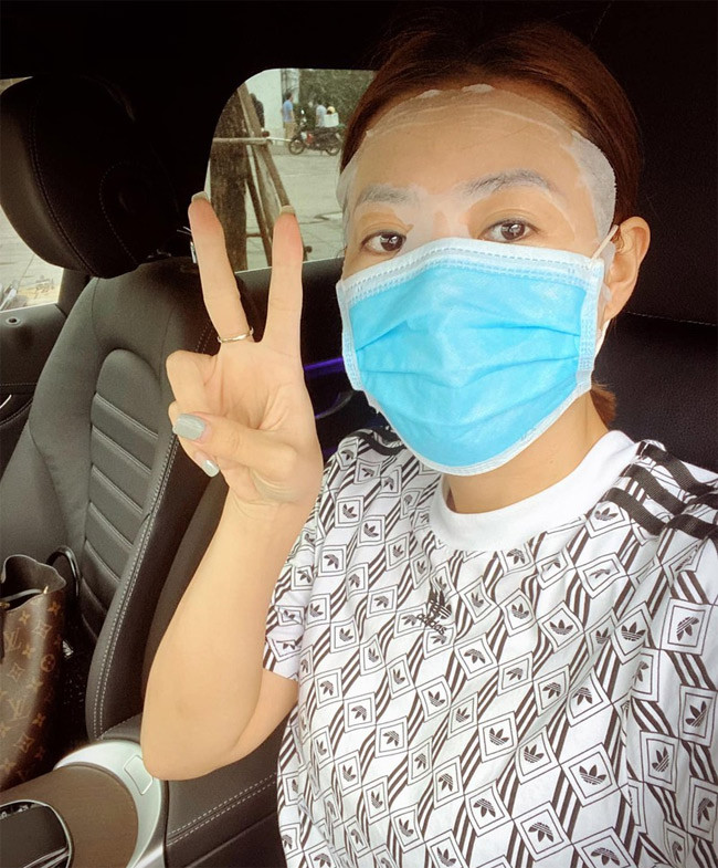 Nữ diễn viên 32 tuổi cho biết đang đắp mặt dưỡng da ở nhà chuẩn bị đến giờ ăn cơm thì được điện thoại đến đoàn phim "Những ngày không quên" gấp. Để nguyên mặt nạ vừa đắp, Thanh Hương lao tới phim trường và không quên đeo khẩu trang.