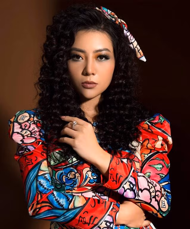 Theo nữ diễn viên "Người phán xử", trên trường quay cô lúc nào cũng lăm lăm trong tay chai rửa tay khô, cồn, ai đến trường quay là xịt thẳng vào người luôn.