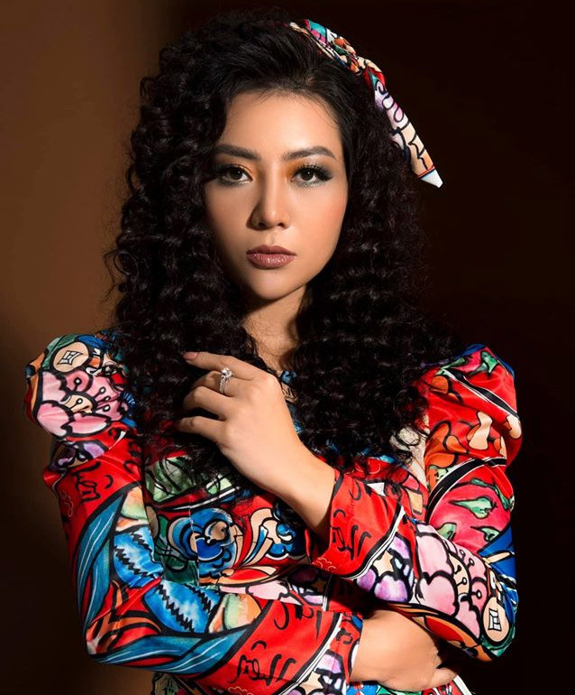 Theo nữ diễn viên "Người phán xử", trên trường quay cô lúc nào cũng lăm lăm trong tay chai rửa tay khô, cồn, ai đến trường quay là xịt thẳng vào người luôn.